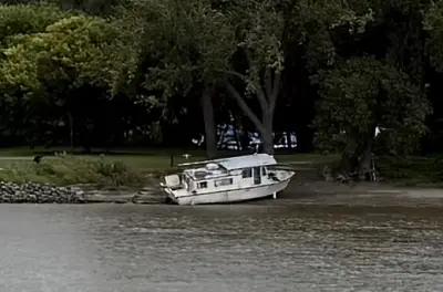 Authorities work with boat owner to get beached craft off Harriet Island