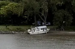 Authorities work with boat owner to get beached craft off Harriet Island